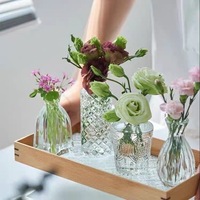 Vases en verre vintage fabriqués à la main Superbes pièces de décoration pour fleurs, centres de table et intérieurs d'inspiration antique
