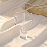 Double prospérité et double bonheur : Boucles d'oreilles en perles d'eau douce naturelles Aurora avec deux pétales de lotus.