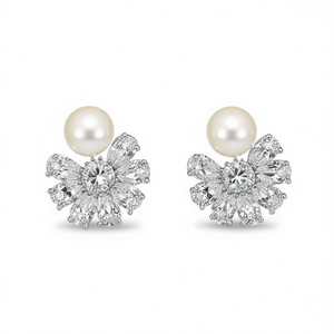 E983 Orecchini a lobo in oro bianco a forma di fiore con diamante e perla d'acqua salata, gioielli classici da donna per matrimonio - Product Image 1