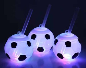 Bicchieri LED da discoteca in PET da 500 ml con cannuccia, ideali per vino ghiacciato, feste di compleanno, lauree, Capodanno, eventi all'aperto e partite di calcio a livello nazionale - Articolo caldo! - Product Image 1