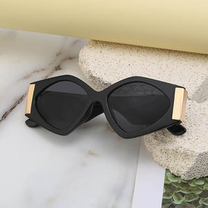 Gafas de sol de estilo europeo para mujer, montura negra, lentes de PC, protección Uv400, diseño moderno y a la moda para influencers de Instagram - Product Image 3