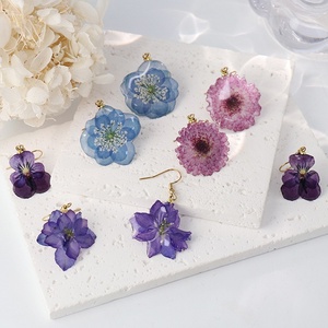 <span class=keywords><strong>Orecchini</strong></span> pendenti in resina fatti a mano con fiori secchi, design Ortensia e Pansé, bestseller per donna, ideali per aree panoramiche - Product Image 1