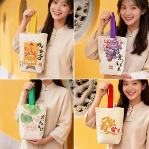 Bolsa de Lona Plegable Reutilizable y Ecológica, con Logotipo Personalizado, Impresión Serigráfica, Bolsillos Color Caramelo, Diseño en Blanco para Regalo - Product Image 4