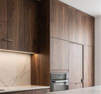 Ensemble de cuisine modulaire en bois brun foncé avec four intégré et éclairage sous l'armoire SANTOPOVA