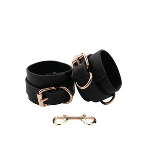 Collar de cuero BDSM con cadena y correa doradas para juegos de adultos - Product Image 4