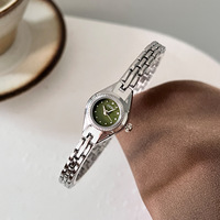 Reloj de Cuarzo de Moda para Mujer con Esfera Redonda Pequeña de Aleación, Correa de Hebilla Integrada y Esfera de 17 mm