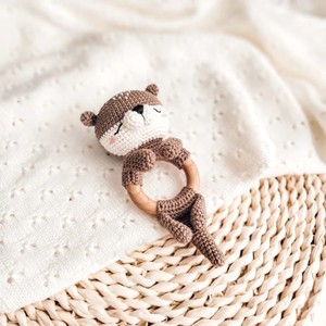Nouveau design 2026 : Hochets animaux au crochet faits main, jouets <span class=keywords><strong>pour</strong></span> bébés, hochet en forme d'otter marin au crochet <span class=keywords><strong>pour</strong></span> <span class=keywords><strong>la</strong></span> dentition des bébés - Product Image 5