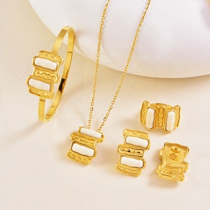 طقم مجوهرات أنيق من الستانلس ستيل للنساء (سوار، أقراط، سلسلة، خاتم) - مثالي للحفلات - Product Image 4