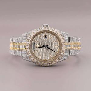 Montre de luxe en diamant moissanite pour homme, design élégant avec bracelet en acier inoxydable et verre résistant aux rayures - Product Image 1
