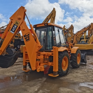 Chargeuse sur pneus JCB 4CX d'occasion, modèle 2021, moteur Cummins, pompe Denison, charge nominale de 9 tonnes, godet à dents jaunes, quatre roues motrices - Product Image 6