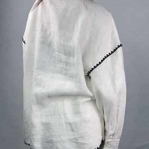 Conjunto Casual de Verano para Mujer OEM, Nueva Moda, Camisa Blanca de Lino de Manga Larga por Encima de la Rodilla, Top Corto con Bordado a Mano, Estilo Diario - Product Image 3