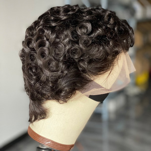 Perruque Choima 13x4 <span class=keywords><strong>pour</strong></span> <span class=keywords><strong>coupe</strong></span> courte bouclée style petite elfe, avec bonnet en dentelle, couleur marron foncé/marron clair/blanc, modèle 6101 - Product Image 3