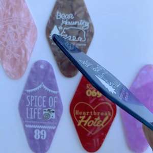 Porte-clés de Motel de banque de paillettes rétro d'hôtel gravé de timbre chaud, porte-clés d'hôtel d'émail en métal avec l'épingle de porte-clés en métal vintage - Product Image 2