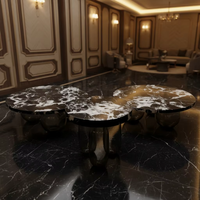 Table basse ronde en cristal artisanale de luxe moderne pour penthouse urbain, salon panoramique et salle VIP de restaurant de luxe