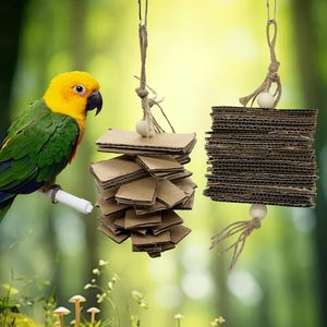 Confezione da 2 Giocattoli da Masticare per Pappagalli Piccoli, Giocattoli Naturali in Cartone da Appendere per Uccelli, per Pappagallini, Cacatua, Parrocchetti, Agaporni, Canarini - Product Image 1