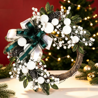 OEM/ODM Hochwertiger Umweltfreundlicher Indoor-Weihnachtskranz im Originaldesign mit Weißen Kugeln