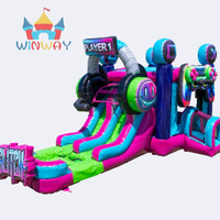 Structure gonflable de jeu pour joueurs avec double toboggan aquatique, design casque et manette - Amusement au style gamer