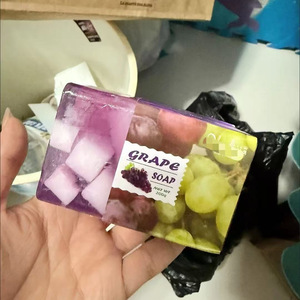 Savon Gelée de Fruits Parfumé et Hydratant Fraise, Orange et Raisin - Product Image 6