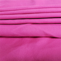 Fil de tissu en microfibre de polyester 100% personnalisé teint antistatique caractéristique tissé enduit de PU pour le motif solide de tapisserie d'ameublement de textile à la maison