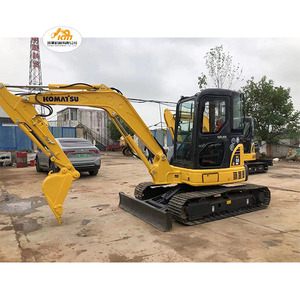 Miniexcavadora Komatsu PC55MR con orugas amarillas y negras, cabina cómoda y espacio para el operador con aire acondicionado - Product Image 1