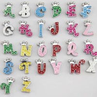 Breloques coulissantes en alliage de zinc, 26 lettres A-Z, avec couronne en cristal de 8 mm et lettres en cristal coloré, pour bijoux commémoratifs - Vente chaude
