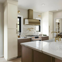 Meubles sur mesure de luxe contemporains bicolores Vermont avec quincaillerie à fermeture amortie complète et îlot en pierre à effet marbre sans joint
