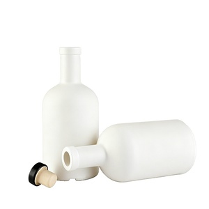 Bouteille en verre Olso personnalisée avec logo pour vodka, huile d'olive, whisky, 375 ml, 500 ml, 700 ml, 750 ml, avec bouchon en liège et bouchon à vis - Product Image 3