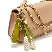 Porte-clés pendentif lavande violette pour femme, breloque de sac en cuir PU, décorations pour fille, ornements clochette cœur, cadeaux de mariage, fleurs de lavande