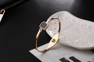 Bracelets de diffuseur de <span class=keywords><strong>parfum</strong></span> en émail noir carré en acier inoxydable or 18 carats sans ternissement pour femmes bracelets à la mode - Product Image 3