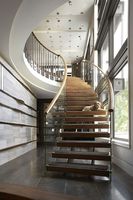 Escalier intérieur sur mesure à double poutre en acier, marches en bois massif, garde-corps en verre trempé pour villa