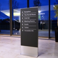 Système de signalisation directionnelle en métal pour aéroports et gares avec éclairage LED, résistant aux intempéries IP65, taille et couleur personnalisables