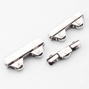 Poulie moderne en fer magnétique argentée pour porte coulissante de placard en verre avec double roulement 8 cm pour cuisine et entrepôt - Product Image 1