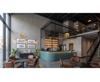 Conception d'intérieur de café industriel, comptoir de présentation moderne pour café, ensemble de meubles personnalisés pour café