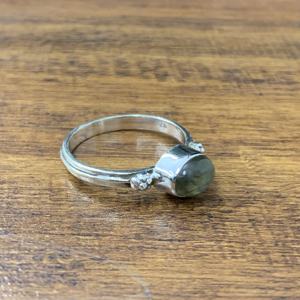 Mini bague en argent sterling 925 avec pierre de labradorite, sertie à la main, pour femmes, mariage, fête, occasion, grossiste en Inde - Product Image 4