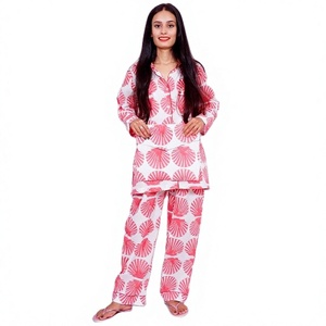 Hermoso Conjunto de Pijama de Algodón con Estampado Floral Hecho a Mano para Mujer, Camisón de Manga Larga, Cómodo para Otoño/Invierno, Talla S - Product Image 1