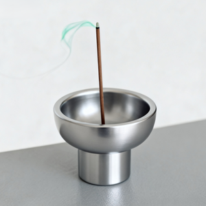 เตาเผาเครื่องหอมโลหะแบบกำหนดเอง รูปทรงชามยกสูง ฐานมั่นคง ออกแบบมาเพื่อการเก็บขี้เถ้าที่สะอาด และพิธีกรรมประจำวันที่เงียบสงบ - Product Image 3