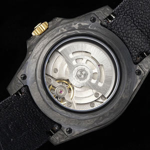 Reloj Deportivo Unisex de Lujo con Esfera con Símbolos Jeroglíficos Árabes, Caja de Fibra de Carbono con Incrustaciones de Latón y Acero Inoxidable - Product Image 6