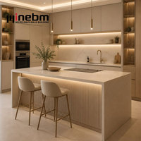 Ensemble de meubles de cuisine modernes modulaires en bois avec comptoirs en marbre/ stratifié, robinet et îlot en U