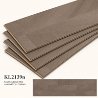 Planches de sol flottantes décoratives stratifiées 1214x196x10mm, système de pose à clipser, grade d'émission ENF, rainures en V sur quatre côtés