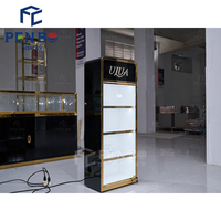 Vitrine de Comptoir de Luxe en Acier Inoxydable et Verre avec Éclairage LED pour Parfums – Écologique, Étanche, Personnalisable, Recyclable et Durable