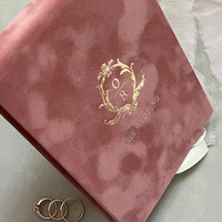 Conjunto de Caixa de Convite de Casamento em Veludo Rosa Antigo Luxuoso com Folha de Ouro Acrílica, Pasta Monogramada, Impressão Personalizada Francesa