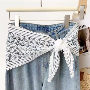 Pañuelo triangular de encaje al por mayor, estilo coreano, retro francés, de seda blanca, accesorio para cinturón, falda o capas. - Product Image 1
