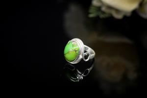 แหวนสีเขียวทองแดงประดับเทอร์ควอยซ์ธรรมชาติ ผิวเรียบ งานแฮนด์เมด เหมาะสำหรับใส่ลำลองและงานปาร์ตี้ - Product Image 5