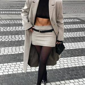 Conjunto de Traje de Mujer a Rayas Personalizado al por Mayor, Blazer con Chaqueta Larga y Minifalda, Conjunto de 2 Piezas, Blazer con Falda Tejida para Mujer - Product Image 2