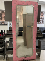 Bayanlar İçin Pembe Kristal Duvara Asılan Ayna Kuaför Salonu Mobilyası Makyaj İstasyonları İçin
