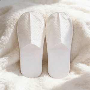 Chaussons jetables non tissés avec semelle antidérapante en EVA, design à bout fermé, pour usage <span class=keywords><strong>médical</strong></span> en hôpital et clinique, hygiéniques - Product Image 1