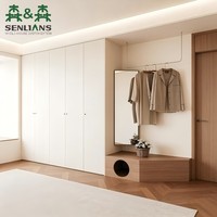 Armoire intégrée blanche sur mesure avec niche de dressing ouverte, miroir, tringle à vêtements et banc de rangement en bois