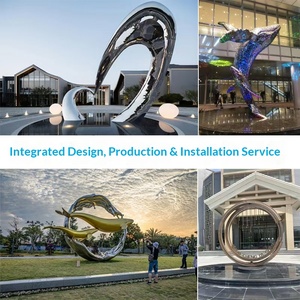 Grande sculpture en acier inoxydable sur mesure, anneau ondulé effet miroir pour aménagement aquatique extérieur, pour projets commerciaux, campus et motifs cerf - Product Image 5