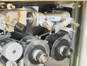 HL8DW 380V 50Hz 3PH 50-3000g 20-40 Bag/Min Tea <b>Leaves</b> Continuous Granule Bowl Packing Machine - Product Image 4