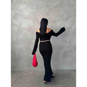 Robe décontractée noire à manches longues et épaules dénudées en maille avec ceinture et fente, modèle 1515 - Product Image 2